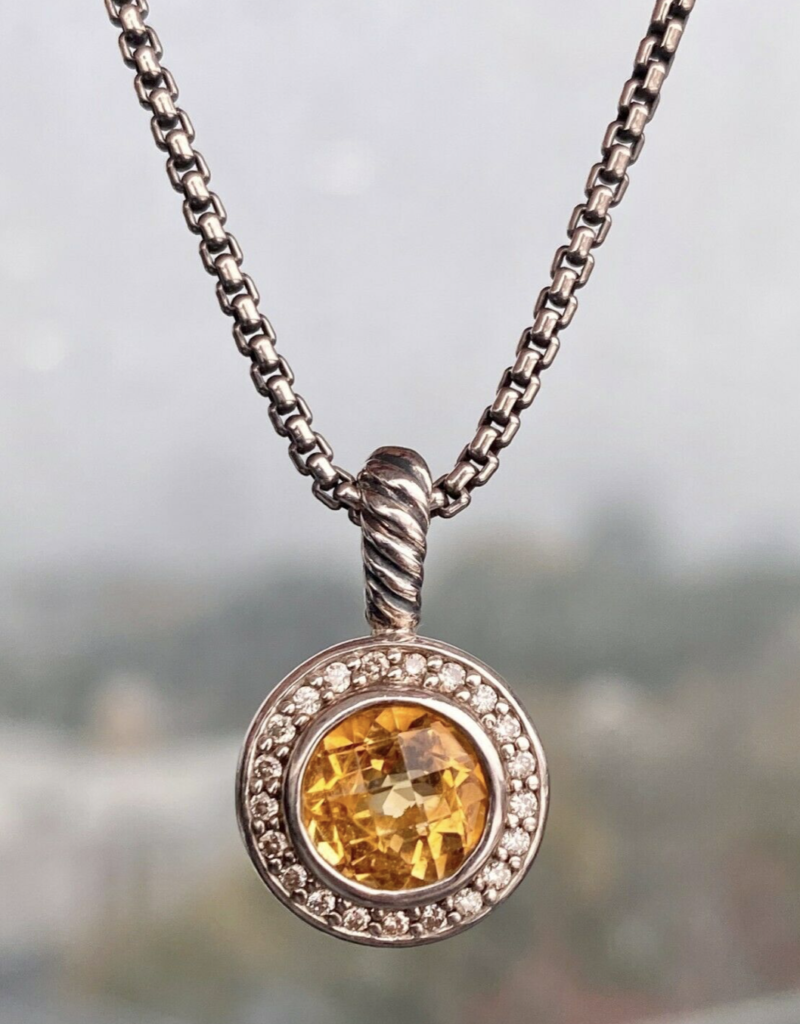 pendant necklace as a last minute gift idea for women